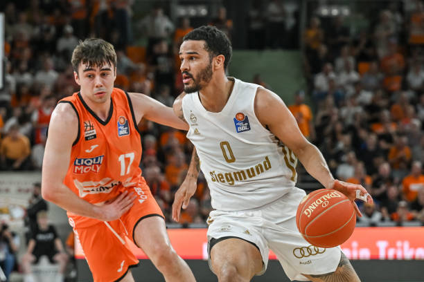 双手捂住面 双手捂住面